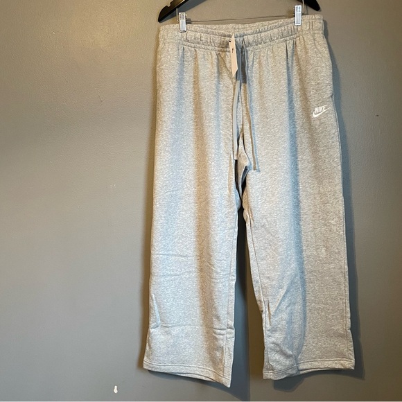 NWT Nike Sz 1X Women’s Grey Standard Fit Mid Rise Full Length Sweatpants Ret $60 - Picture 4 of 16
